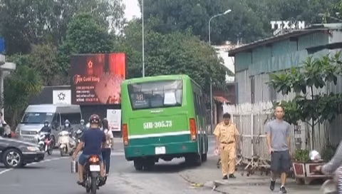 Chuyển làn bất ngờ, xe buýt gây tai nạn chết người