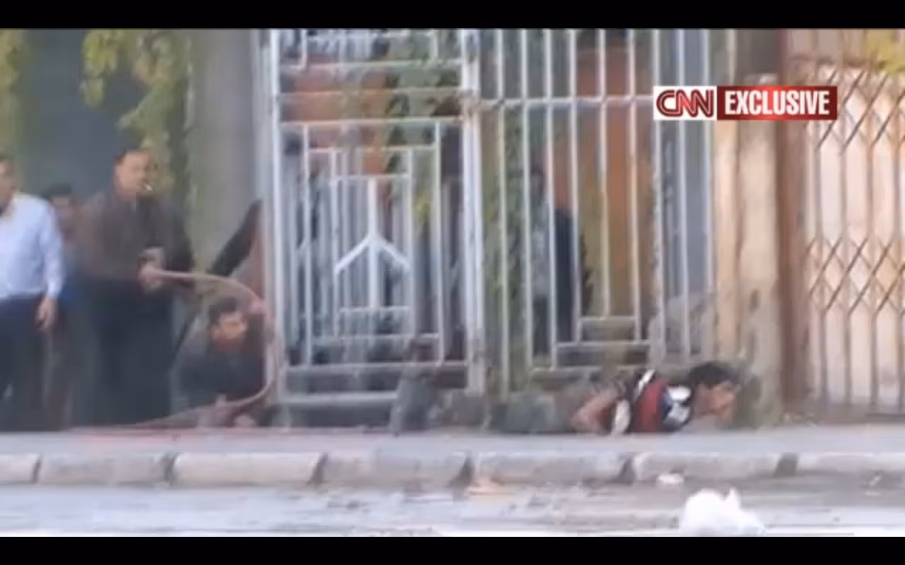 Thanh niên Syria liều mạng cứu người trong làn đạn