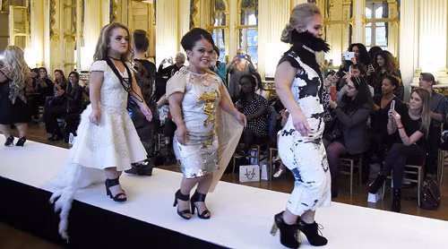 Dàn người mẫu 1,3 m tỏa sáng tại Paris