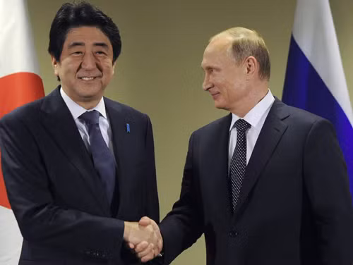 Thủ tướng Nhật chạy nhanh tới bắt tay ông Putin
