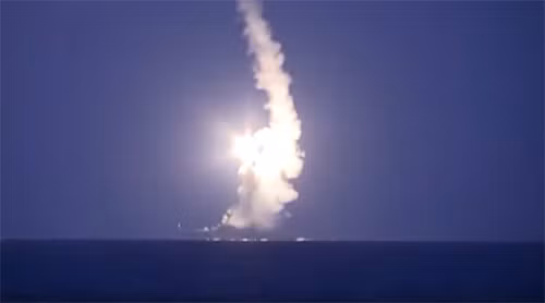 Tên lửa từ tàu chiến Nga dội trúng mục tiêu IS ở Syria 