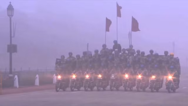 Xem lực lượng an ninh Ấn Độ 'làm xiếc'