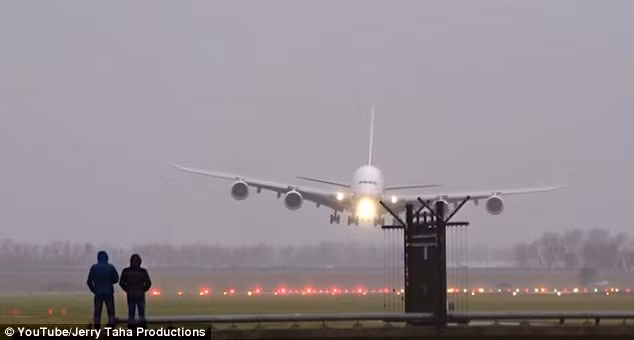 Xem siêu máy bay A380 hạ cánh kiểu "cua bò"