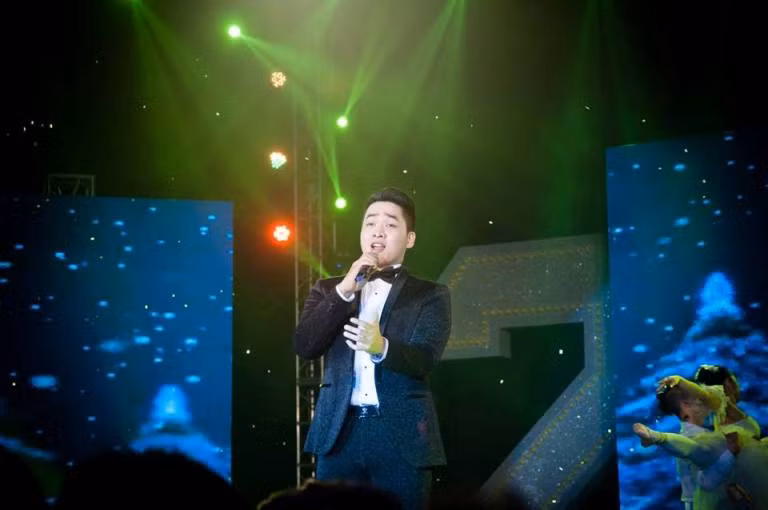 Suýt không được hát vì cảnh sát... dẫn đường sai