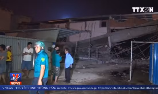 Đang tháo dỡ giàn giáo, 3 công nhân bị ô văng rơi đè xuống