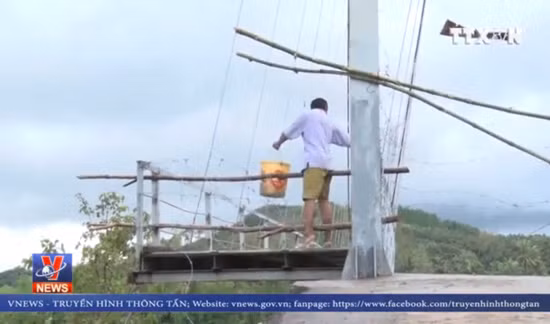 Người dân liều mình đi qua cầu treo đang hư hỏng nặng