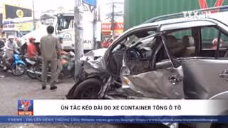 Ùn tắc kéo dài do xe container tông ô tô