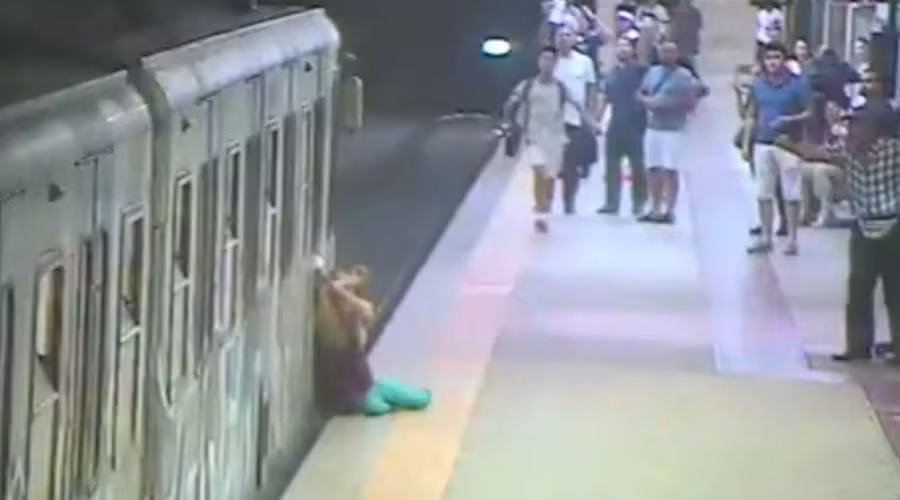 Video tàu điện ngầm kéo lê người phụ nữ hơn 100m gây sốc