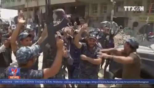 Giành lại Mosul từ tay IS, binh lính Iraq tràn ra đường nhảy múa