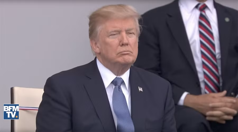 Tổng thống Trump 'mặt lạnh' khi xem quân nhạc Pháp biểu diễn