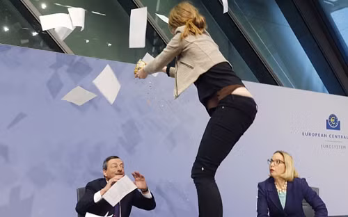 Chủ tịch ECB bị ném hoa giấy trên bàn họp 
