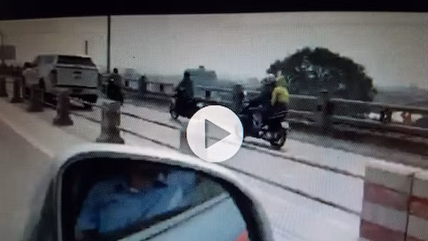 Xử lý nghiêm xe biển xanh đi vào làn đường xe máy trên cầu Thanh Trì