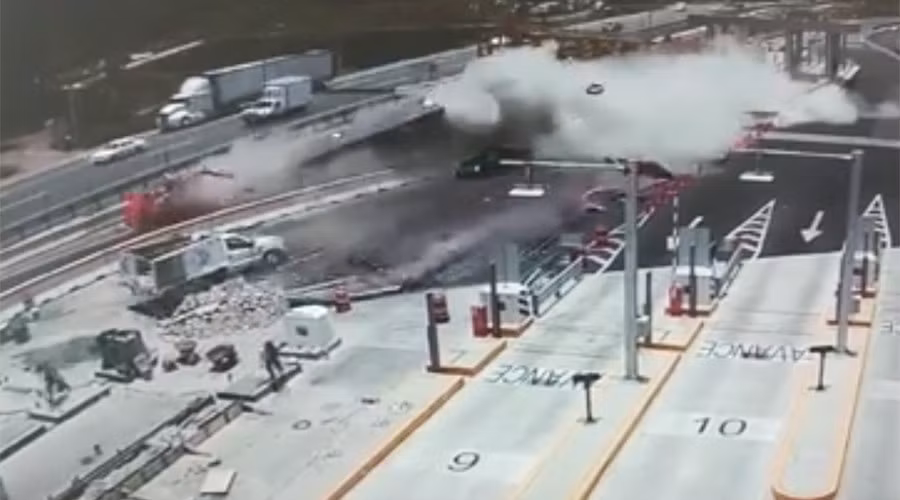Xe tải lao vào trạm thu phí, thép văng quét sạch mọi thứ
