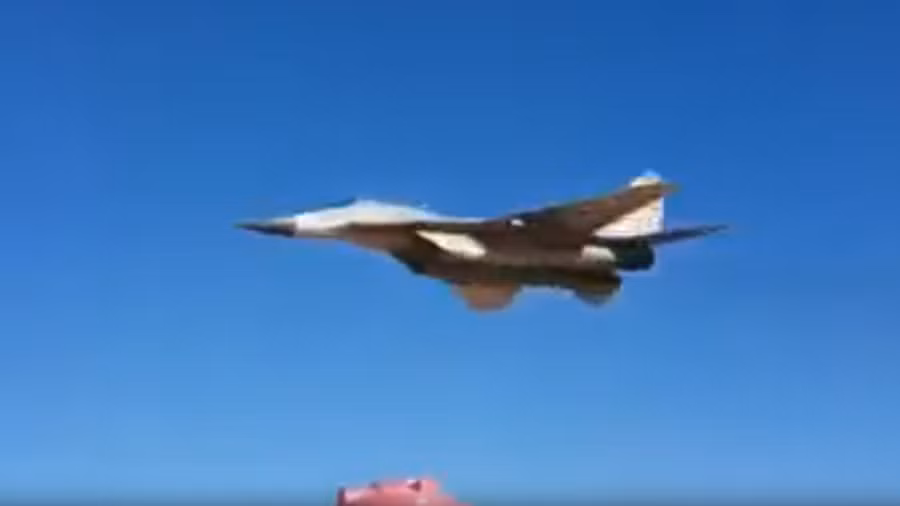 Xem màn ‘chào hỏi’ tạt đầu sát rạt của chiến đấu cơ MiG-29 Syria