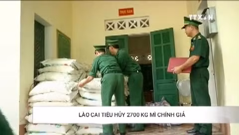 Xem tiêu hủy 2,7 tấn mì chính giả