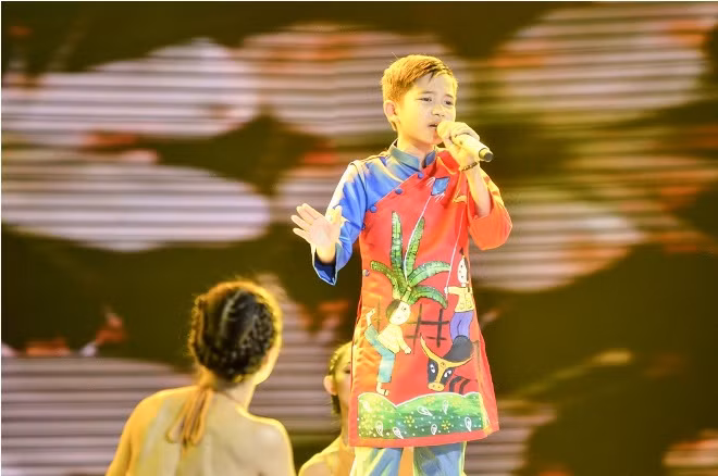 The Voice Kids 2017: Đình Tâm lần đầu tiên biết múa trong 'Giọt sương bay lên'