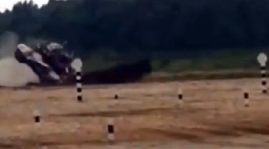 Xe tăng T-72 lộn nhào như diễn xiếc tại Nga 