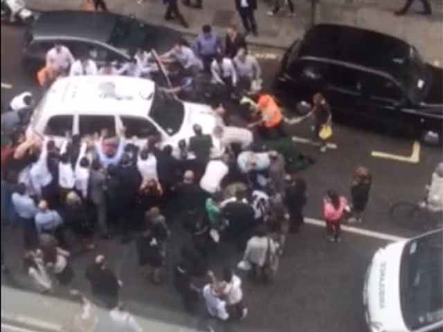 Người qua đường hợp lực nâng taxi cứu nạn nhân mắc kẹt