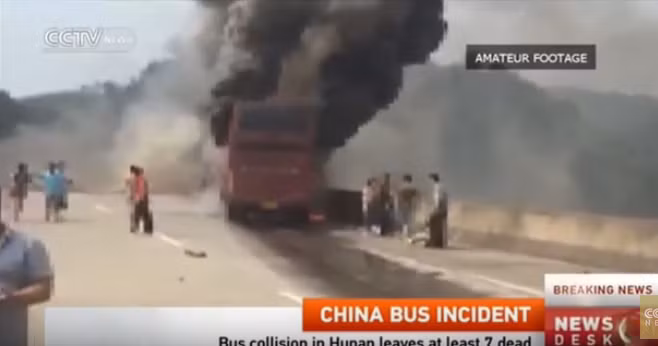 Trung Quốc: Cháy xe chở khách, 30 người thiệt mạng
