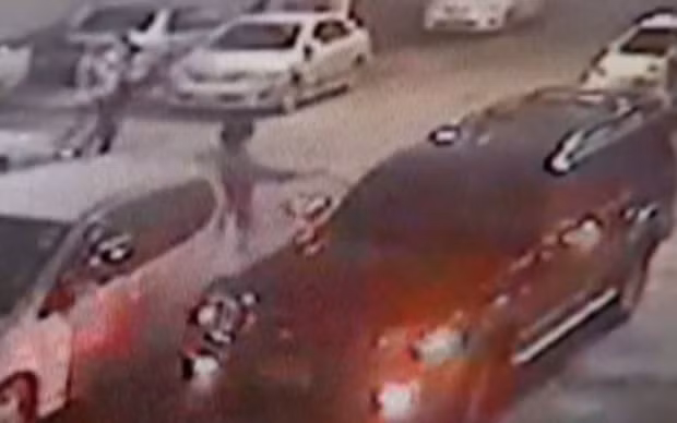 Ám sát quan chức chính phủ ngay bãi đậu xe