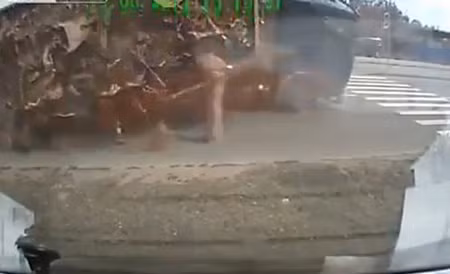 Xe chở quá tải, lật nhào khi quay đầu
