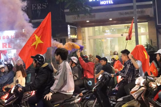 Cổ động viên đốt pháo sáng ăn mừng chiến thắng của đội tuyển U23 Việt Nam
