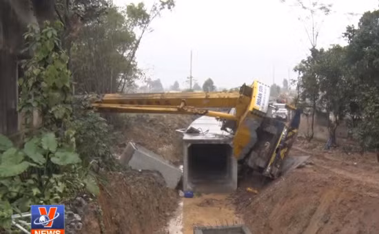 Xe cẩu bất ngờ lật nhào, đè sập hai phòng trọ