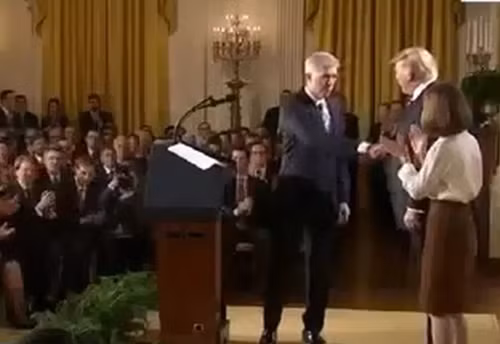 Kiểu bắt tay khiến đối phương ‘lặng người’ của ông Trump
