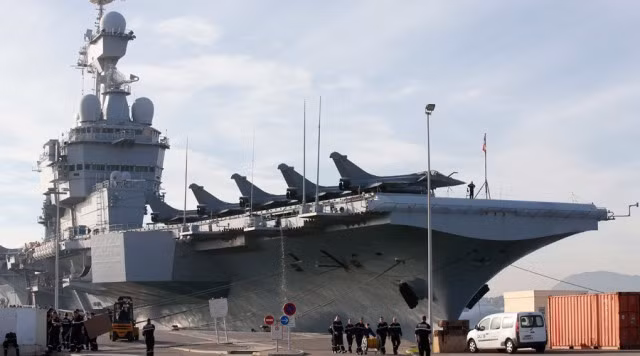 Phi cơ từ tàu sân bay Charles de Gaulle không kích IS 