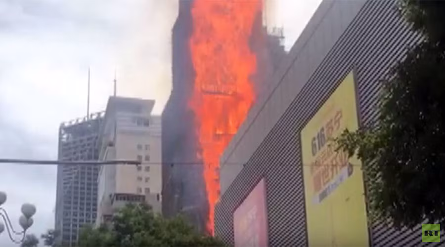 Ngọn lửa lớn 'nuốt chửng' tòa nhà chọc trời ở Trung Quốc
