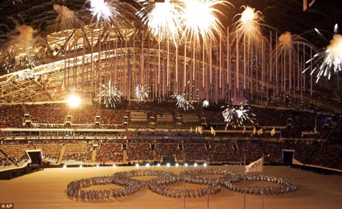 Gấu Sochi 'rơi lệ' trong lễ bế mạc