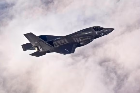 F-35 lần đầu tiên hạ cánh xuống tàu sân bay