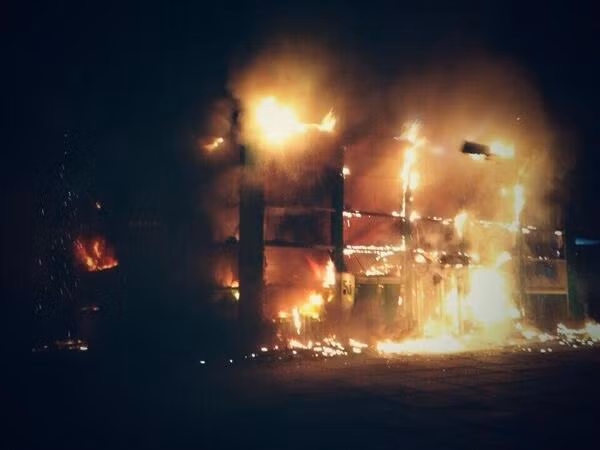 Ngân hàng bị thiêu rụi ở Mariupol, đông Ukraine