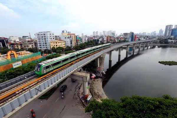 Người dân Thủ đô hào hứng với tàu đường sắt Cát Linh - Hà Đông