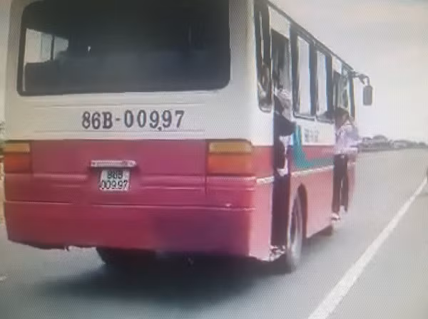 Nguy hiểm xe khách Bình Thuận đưa đón học sinh để các em đu bám cửa xe