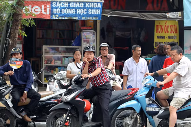 Nhiều cung bậc cảm xúc của phụ huynh chờ con ngoài phòng thi