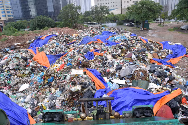 'Núi rác thải sinh hoạt' ùn ứ giữa trung tâm quận Cầu Giấy