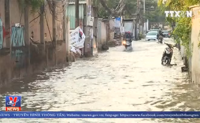 Người dân thành phố Hồ Chí Minh chật vật trong những ngày triều cường