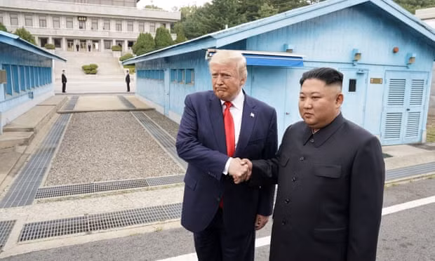 Giây phút lịch sử Tổng thống Mỹ Donald Trump đặt chân lên lãnh thổ Triều Tiên