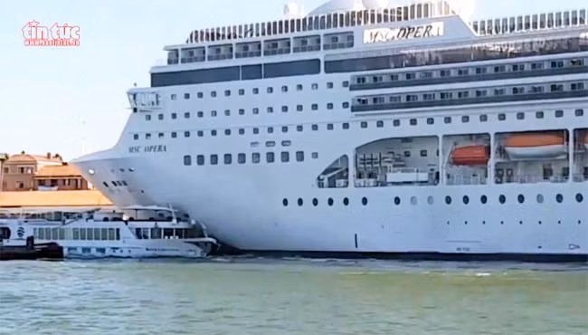 Khoảnh khắc du thuyền khổng lồ suýt 'đè bẹp' phà chở khách tại Venice