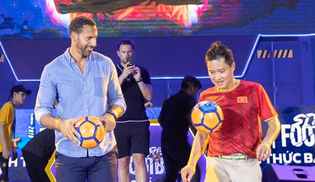 Rio Ferdinand thể hiện kỹ năng tâng bóng cùng cựu danh thủ Hồng Sơn