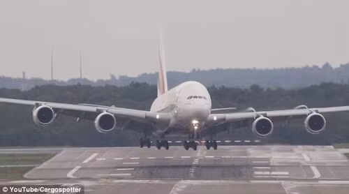 Xem Airbus-A380 tròng trành trong gió sân bay