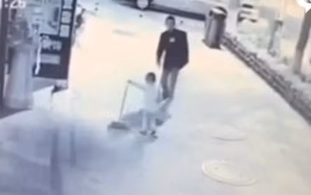 Phẫn nộ bé 3 tuổi bị đánh dã man trên phố
