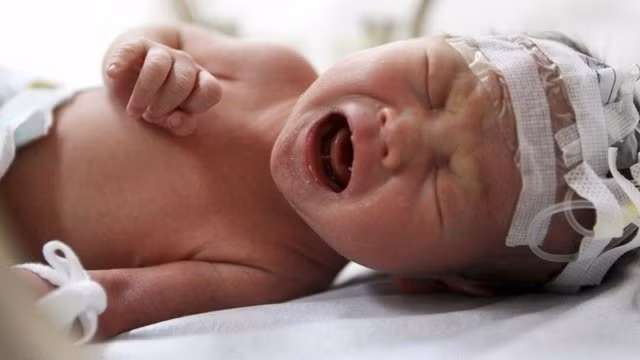 Bé sơ sinh lọt ống cống xuất viện