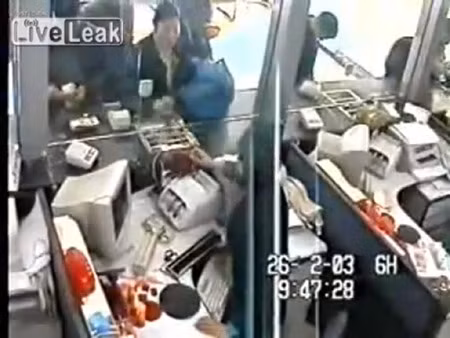 Cướp bọc tiền đầy ắp ngay trong ngân hàng