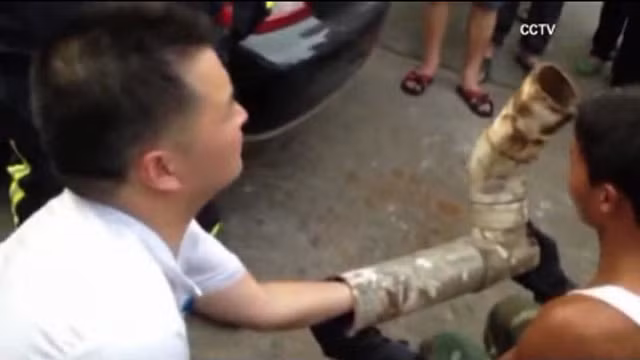 Cưa ống cống giải cứu bé sơ sinh mắc kẹt