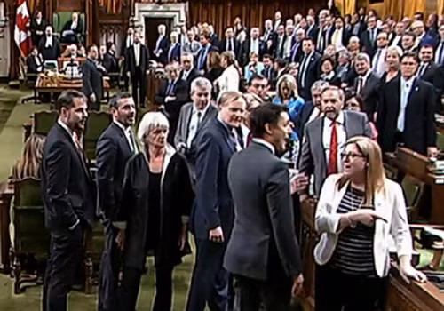 Thủ tướng Canada xin lỗi vì thúc khuỷu tay vào nữ nghị sĩ
