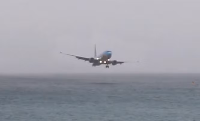 Boeing 737 chở gần 200 hành khách suýt hạ cánh nhầm xuống biển