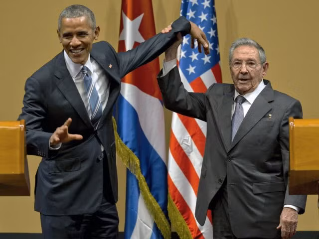 Khoảnh khắc kỳ lạ Chủ tịch Castro nắm cổ tay ông Obama