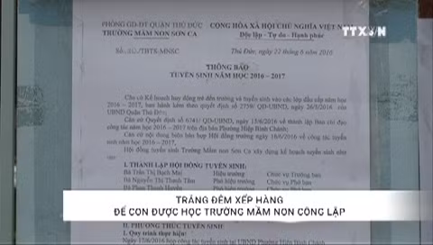 Trắng đêm xếp hàng để con vào mầm non công lập 